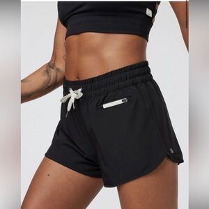 Vuori Clementine 2.0 short (2.5” inseam) / black - size small - EUC